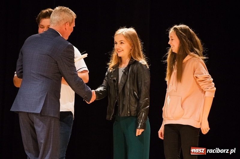 Zdjęcie w galerii na portalu naszraciborz.pl: Uroczysta akademia z okazji 100-lecia odzyskania niepodległości wiadomości z regionu