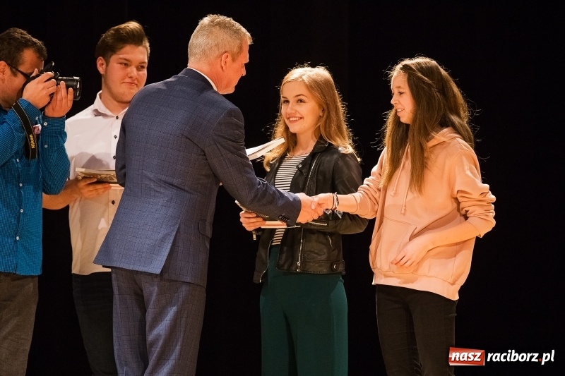 Zdjęcie w galerii na portalu naszraciborz.pl: Uroczysta akademia z okazji 100-lecia odzyskania niepodległości wiadomości z regionu