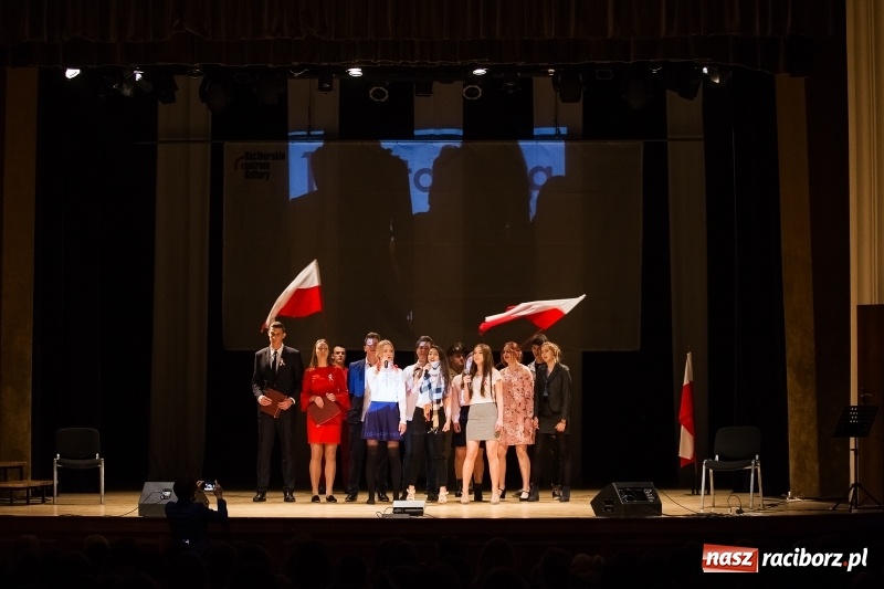 Zdjęcie w galerii na portalu naszraciborz.pl: Uroczysta akademia z okazji 100-lecia odzyskania niepodległości wiadomości z regionu