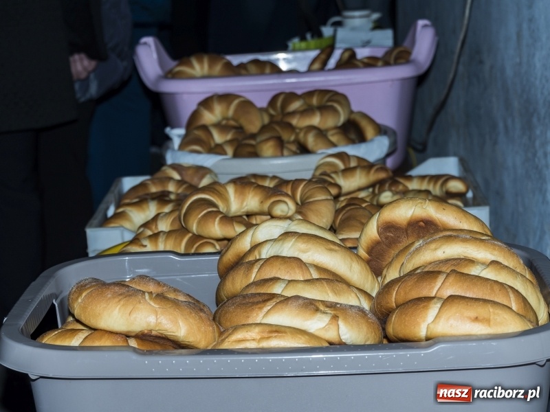 Zdjęcie w galerii na portalu naszraciborz.pl: Trzysta rogali na św. Marcina w Owsiszczach  wiadomości z regionu