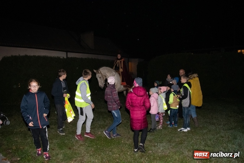 Zdjęcie w galerii na portalu naszraciborz.pl: Święty Marcin w Sudole - lampiony, koń i rogale wiadomości z regionu