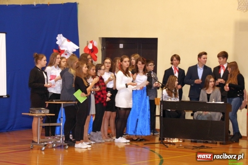 Zdjęcie w galerii na portalu naszraciborz.pl: Wieczór Wielkich Polaków w Szkole Podstawowej w Kornowacu wiadomości z regionu