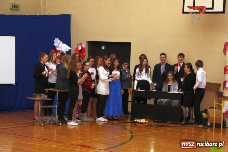 Zdjęcie w galerii na portalu naszraciborz.pl: Wieczór Wielkich Polaków w Szkole Podstawowej w Kornowacu wiadomości z regionu