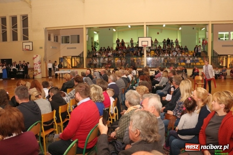 Zdjęcie w galerii na portalu naszraciborz.pl: Wieczór Wielkich Polaków w Szkole Podstawowej w Kornowacu wiadomości z regionu