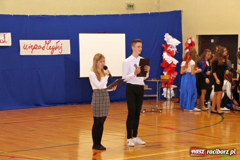 Zdjęcie w galerii na portalu naszraciborz.pl: Wieczór Wielkich Polaków w Szkole Podstawowej w Kornowacu wiadomości z regionu