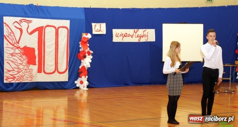 Zdjęcie w galerii na portalu naszraciborz.pl: Wieczór Wielkich Polaków w Szkole Podstawowej w Kornowacu wiadomości z regionu