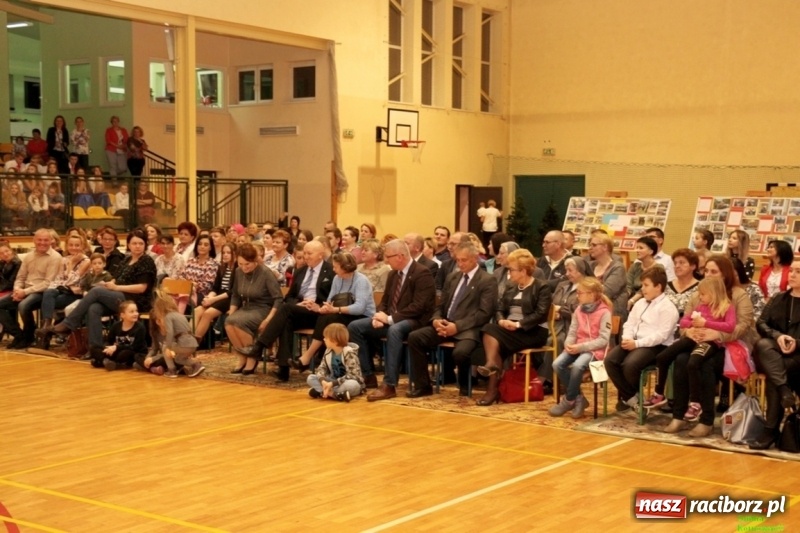 Zdjęcie w galerii na portalu naszraciborz.pl: Wieczór Wielkich Polaków w Szkole Podstawowej w Kornowacu wiadomości z regionu