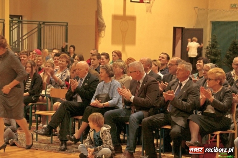 Zdjęcie w galerii na portalu naszraciborz.pl: Wieczór Wielkich Polaków w Szkole Podstawowej w Kornowacu wiadomości z regionu