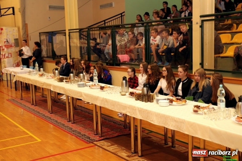 Zdjęcie w galerii na portalu naszraciborz.pl: Wieczór Wielkich Polaków w Szkole Podstawowej w Kornowacu wiadomości z regionu