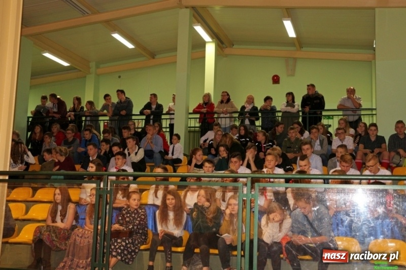 Zdjęcie w galerii na portalu naszraciborz.pl: Wieczór Wielkich Polaków w Szkole Podstawowej w Kornowacu wiadomości z regionu