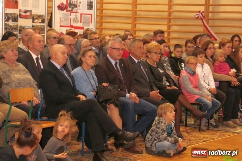 Zdjęcie w galerii na portalu naszraciborz.pl: Wieczór Wielkich Polaków w Szkole Podstawowej w Kornowacu wiadomości z regionu