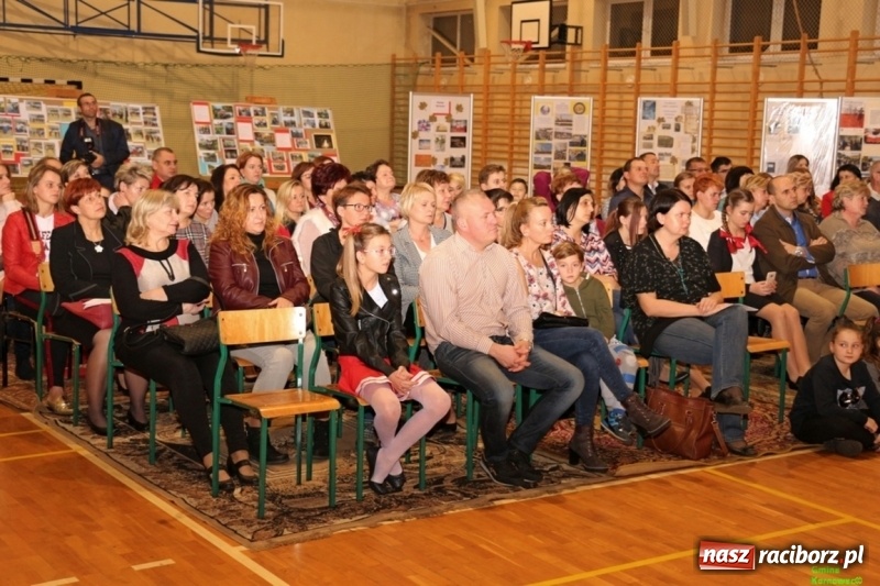 Zdjęcie w galerii na portalu naszraciborz.pl: Wieczór Wielkich Polaków w Szkole Podstawowej w Kornowacu wiadomości z regionu