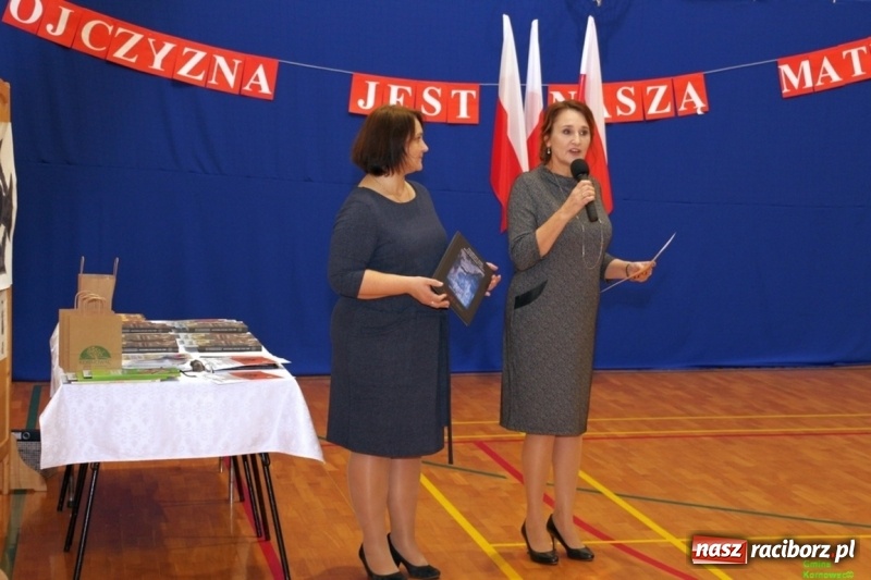 Zdjęcie w galerii na portalu naszraciborz.pl: Wieczór Wielkich Polaków w Szkole Podstawowej w Kornowacu wiadomości z regionu