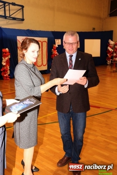 Zdjęcie w galerii na portalu naszraciborz.pl: Wieczór Wielkich Polaków w Szkole Podstawowej w Kornowacu wiadomości z regionu