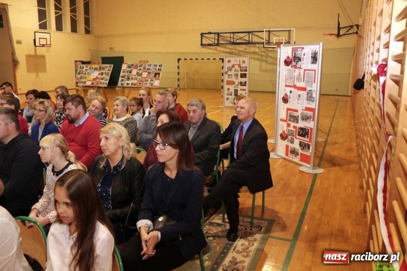 Zdjęcie w galerii na portalu naszraciborz.pl: Wieczór Wielkich Polaków w Szkole Podstawowej w Kornowacu wiadomości z regionu