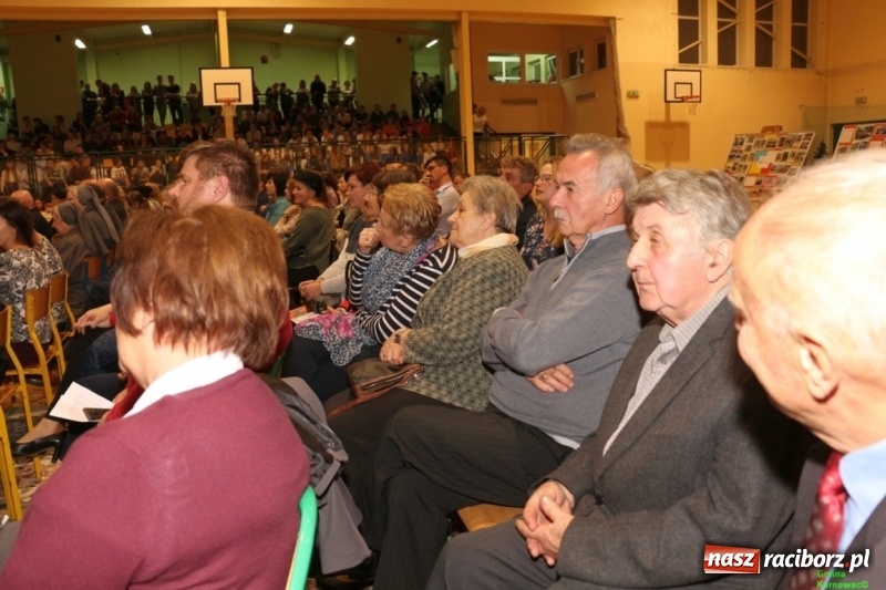 Zdjęcie w galerii na portalu naszraciborz.pl: Wieczór Wielkich Polaków w Szkole Podstawowej w Kornowacu wiadomości z regionu