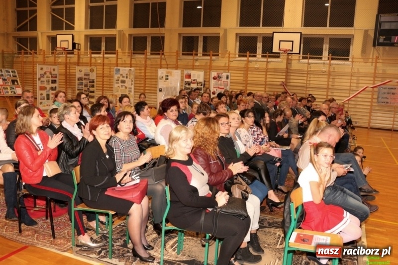 Zdjęcie w galerii na portalu naszraciborz.pl: Wieczór Wielkich Polaków w Szkole Podstawowej w Kornowacu wiadomości z regionu