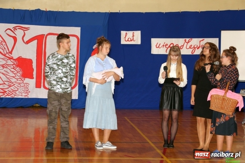 Zdjęcie w galerii na portalu naszraciborz.pl: Wieczór Wielkich Polaków w Szkole Podstawowej w Kornowacu wiadomości z regionu