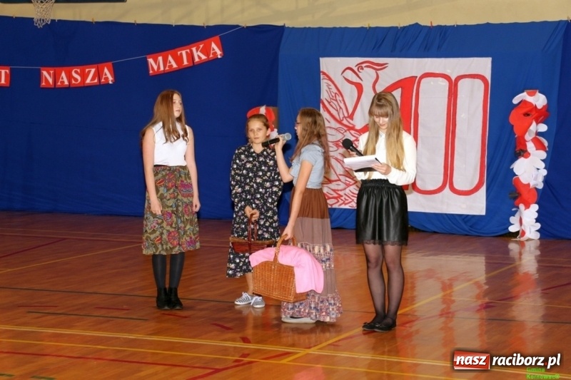 Zdjęcie w galerii na portalu naszraciborz.pl: Wieczór Wielkich Polaków w Szkole Podstawowej w Kornowacu wiadomości z regionu