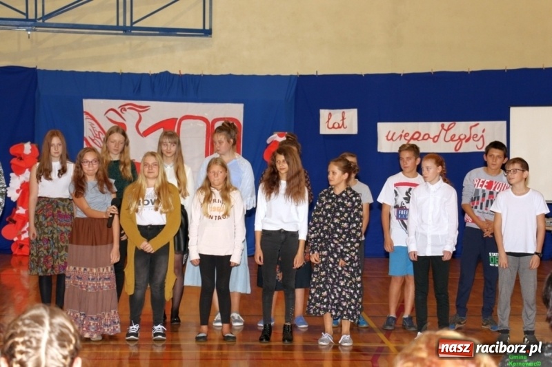 Zdjęcie w galerii na portalu naszraciborz.pl: Wieczór Wielkich Polaków w Szkole Podstawowej w Kornowacu wiadomości z regionu