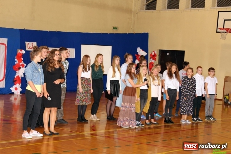 Zdjęcie w galerii na portalu naszraciborz.pl: Wieczór Wielkich Polaków w Szkole Podstawowej w Kornowacu wiadomości z regionu