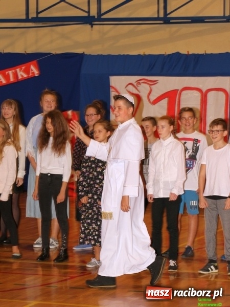 Zdjęcie w galerii na portalu naszraciborz.pl: Wieczór Wielkich Polaków w Szkole Podstawowej w Kornowacu wiadomości z regionu