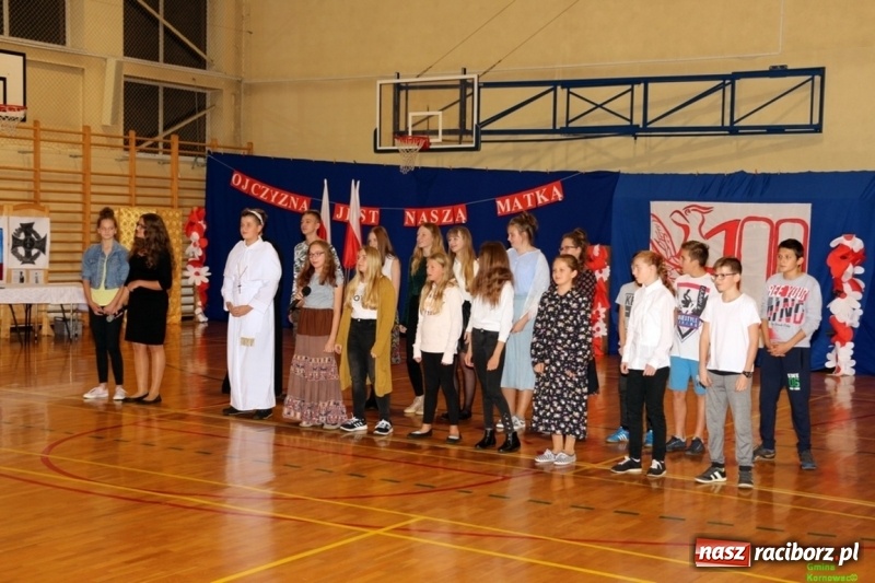 Zdjęcie w galerii na portalu naszraciborz.pl: Wieczór Wielkich Polaków w Szkole Podstawowej w Kornowacu wiadomości z regionu