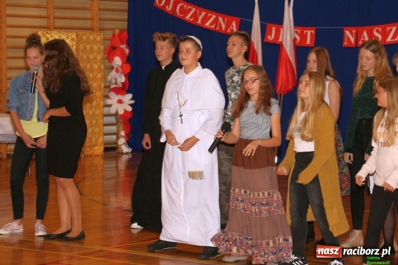 Zdjęcie w galerii na portalu naszraciborz.pl: Wieczór Wielkich Polaków w Szkole Podstawowej w Kornowacu wiadomości z regionu