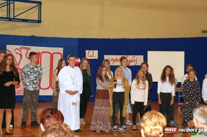 Zdjęcie w galerii na portalu naszraciborz.pl: Wieczór Wielkich Polaków w Szkole Podstawowej w Kornowacu wiadomości z regionu
