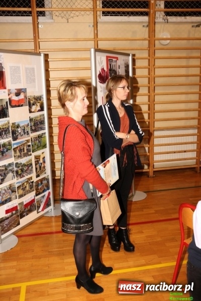 Zdjęcie w galerii na portalu naszraciborz.pl: Wieczór Wielkich Polaków w Szkole Podstawowej w Kornowacu wiadomości z regionu