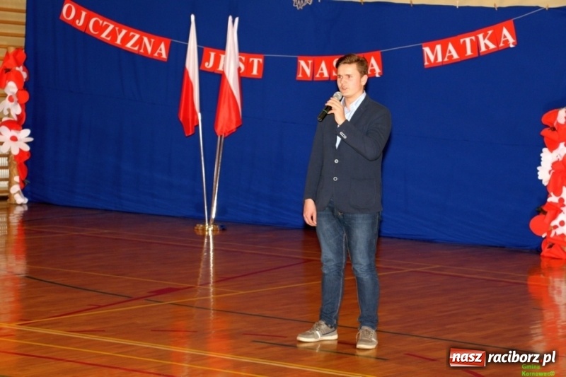 Zdjęcie w galerii na portalu naszraciborz.pl: Wieczór Wielkich Polaków w Szkole Podstawowej w Kornowacu wiadomości z regionu