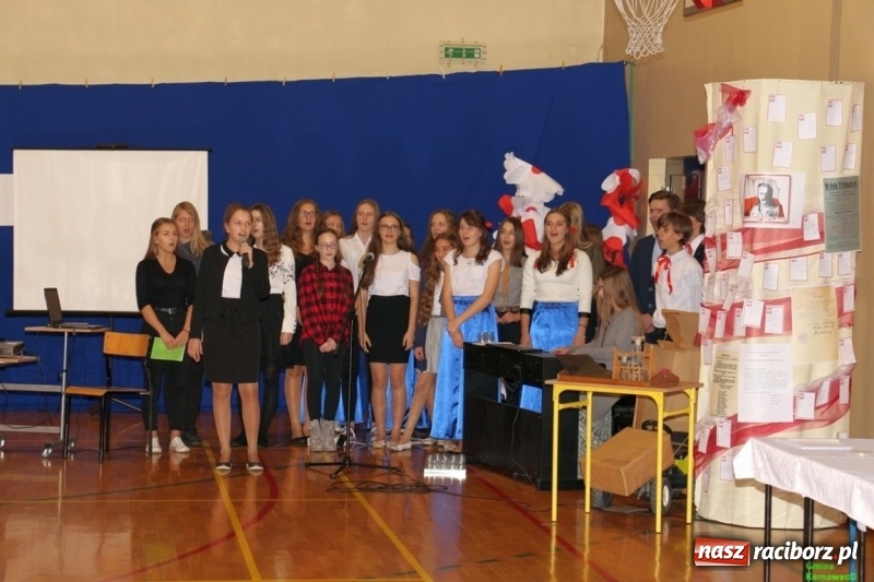 Zdjęcie w galerii na portalu naszraciborz.pl: Wieczór Wielkich Polaków w Szkole Podstawowej w Kornowacu wiadomości z regionu