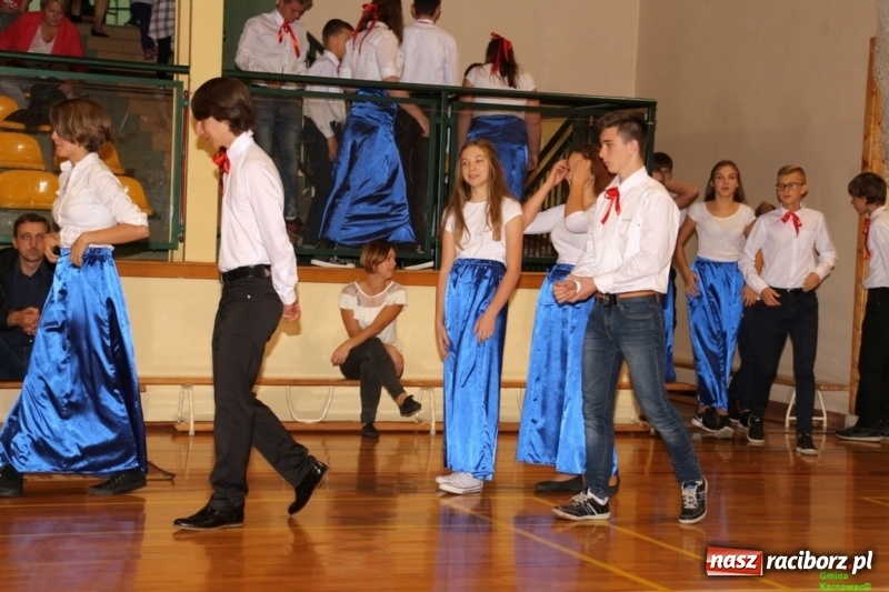 Zdjęcie w galerii na portalu naszraciborz.pl: Wieczór Wielkich Polaków w Szkole Podstawowej w Kornowacu wiadomości z regionu