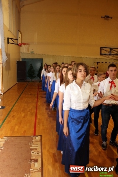 Zdjęcie w galerii na portalu naszraciborz.pl: Wieczór Wielkich Polaków w Szkole Podstawowej w Kornowacu wiadomości z regionu