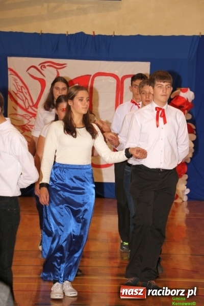 Zdjęcie w galerii na portalu naszraciborz.pl: Wieczór Wielkich Polaków w Szkole Podstawowej w Kornowacu wiadomości z regionu