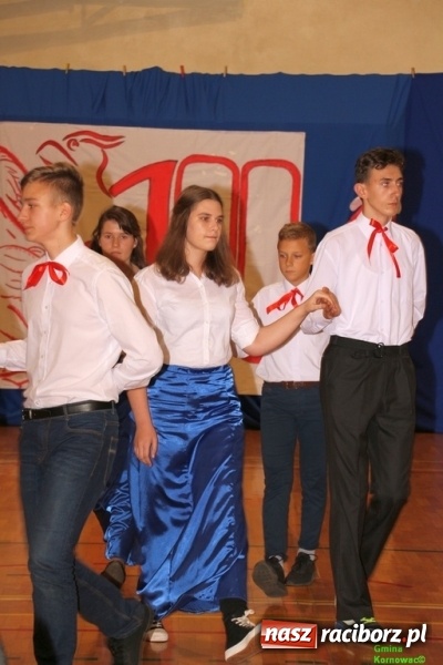 Zdjęcie w galerii na portalu naszraciborz.pl: Wieczór Wielkich Polaków w Szkole Podstawowej w Kornowacu wiadomości z regionu