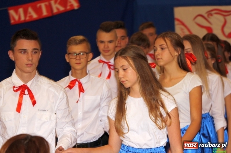 Zdjęcie w galerii na portalu naszraciborz.pl: Wieczór Wielkich Polaków w Szkole Podstawowej w Kornowacu wiadomości z regionu