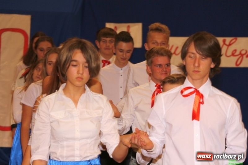 Zdjęcie w galerii na portalu naszraciborz.pl: Wieczór Wielkich Polaków w Szkole Podstawowej w Kornowacu wiadomości z regionu