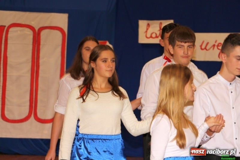 Zdjęcie w galerii na portalu naszraciborz.pl: Wieczór Wielkich Polaków w Szkole Podstawowej w Kornowacu wiadomości z regionu