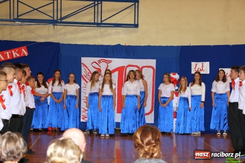Zdjęcie w galerii na portalu naszraciborz.pl: Wieczór Wielkich Polaków w Szkole Podstawowej w Kornowacu wiadomości z regionu