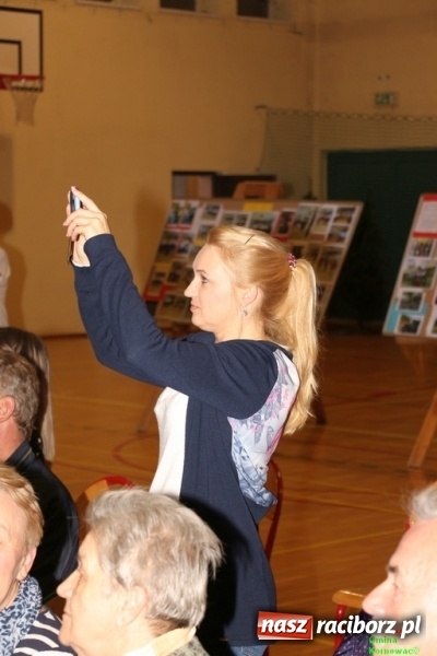 Zdjęcie w galerii na portalu naszraciborz.pl: Wieczór Wielkich Polaków w Szkole Podstawowej w Kornowacu wiadomości z regionu