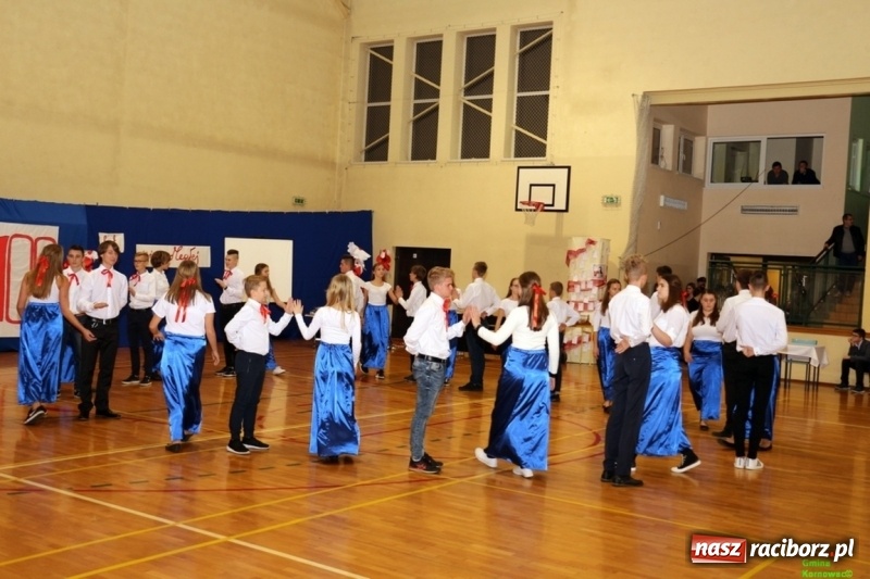 Zdjęcie w galerii na portalu naszraciborz.pl: Wieczór Wielkich Polaków w Szkole Podstawowej w Kornowacu wiadomości z regionu