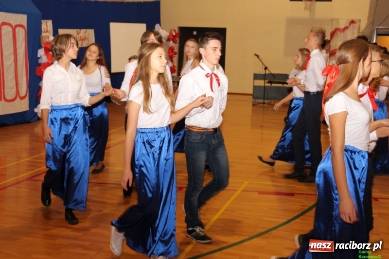 Zdjęcie w galerii na portalu naszraciborz.pl: Wieczór Wielkich Polaków w Szkole Podstawowej w Kornowacu wiadomości z regionu