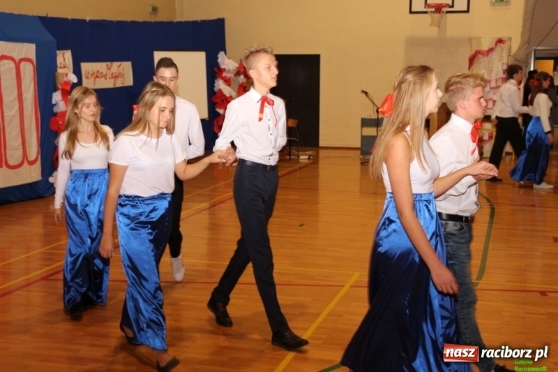 Zdjęcie w galerii na portalu naszraciborz.pl: Wieczór Wielkich Polaków w Szkole Podstawowej w Kornowacu wiadomości z regionu