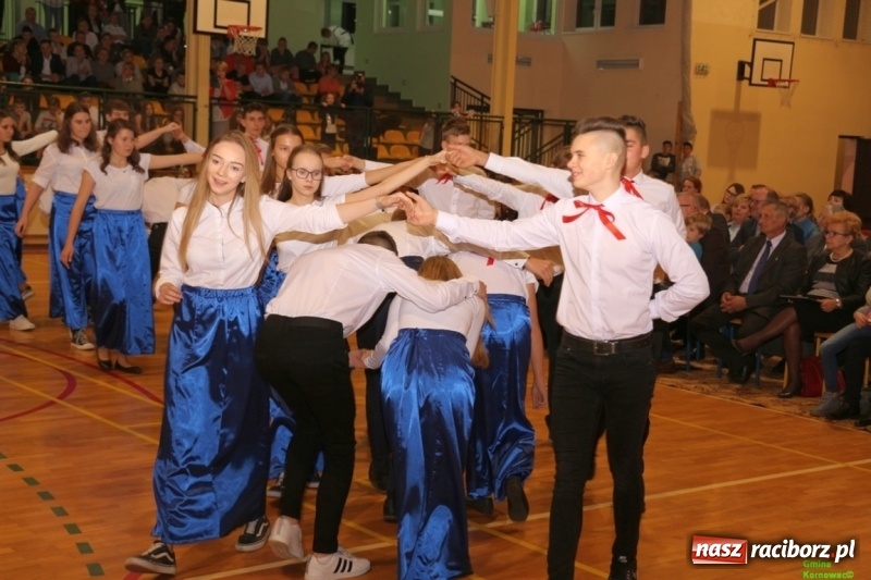 Zdjęcie w galerii na portalu naszraciborz.pl: Wieczór Wielkich Polaków w Szkole Podstawowej w Kornowacu wiadomości z regionu