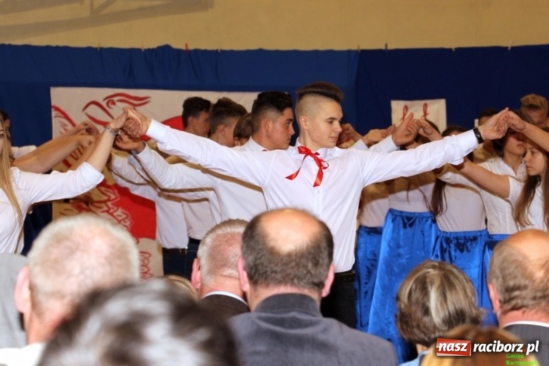 Zdjęcie w galerii na portalu naszraciborz.pl: Wieczór Wielkich Polaków w Szkole Podstawowej w Kornowacu wiadomości z regionu