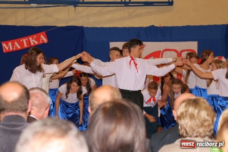Zdjęcie w galerii na portalu naszraciborz.pl: Wieczór Wielkich Polaków w Szkole Podstawowej w Kornowacu wiadomości z regionu
