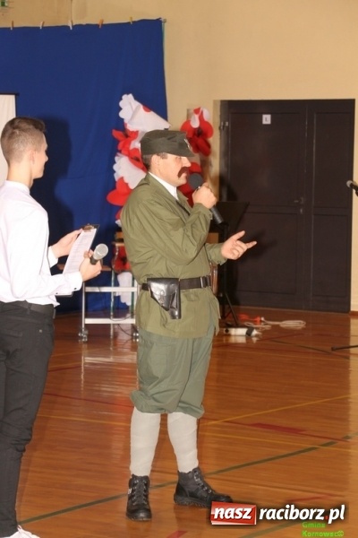 Zdjęcie w galerii na portalu naszraciborz.pl: Wieczór Wielkich Polaków w Szkole Podstawowej w Kornowacu wiadomości z regionu
