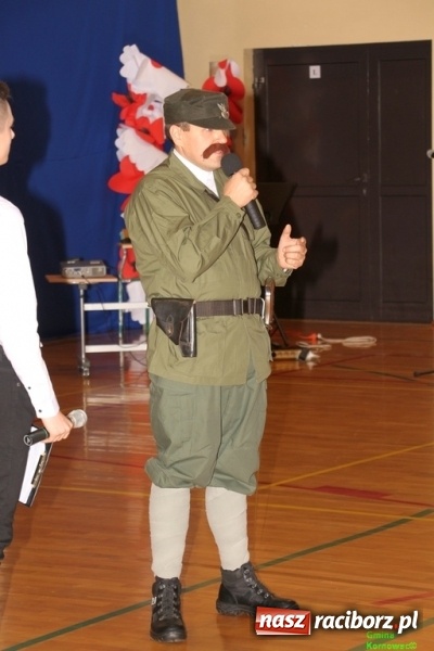 Zdjęcie w galerii na portalu naszraciborz.pl: Wieczór Wielkich Polaków w Szkole Podstawowej w Kornowacu wiadomości z regionu