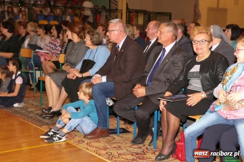 Zdjęcie w galerii na portalu naszraciborz.pl: Wieczór Wielkich Polaków w Szkole Podstawowej w Kornowacu wiadomości z regionu